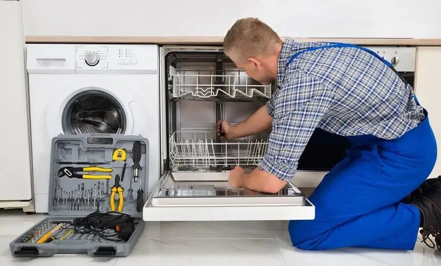 Adapazarı Daikin servisi teknisyen ekibi beyaz eşya tamiri yaparken
